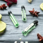 Próbki zapachowe na szarym tle obok anyżu i limonki